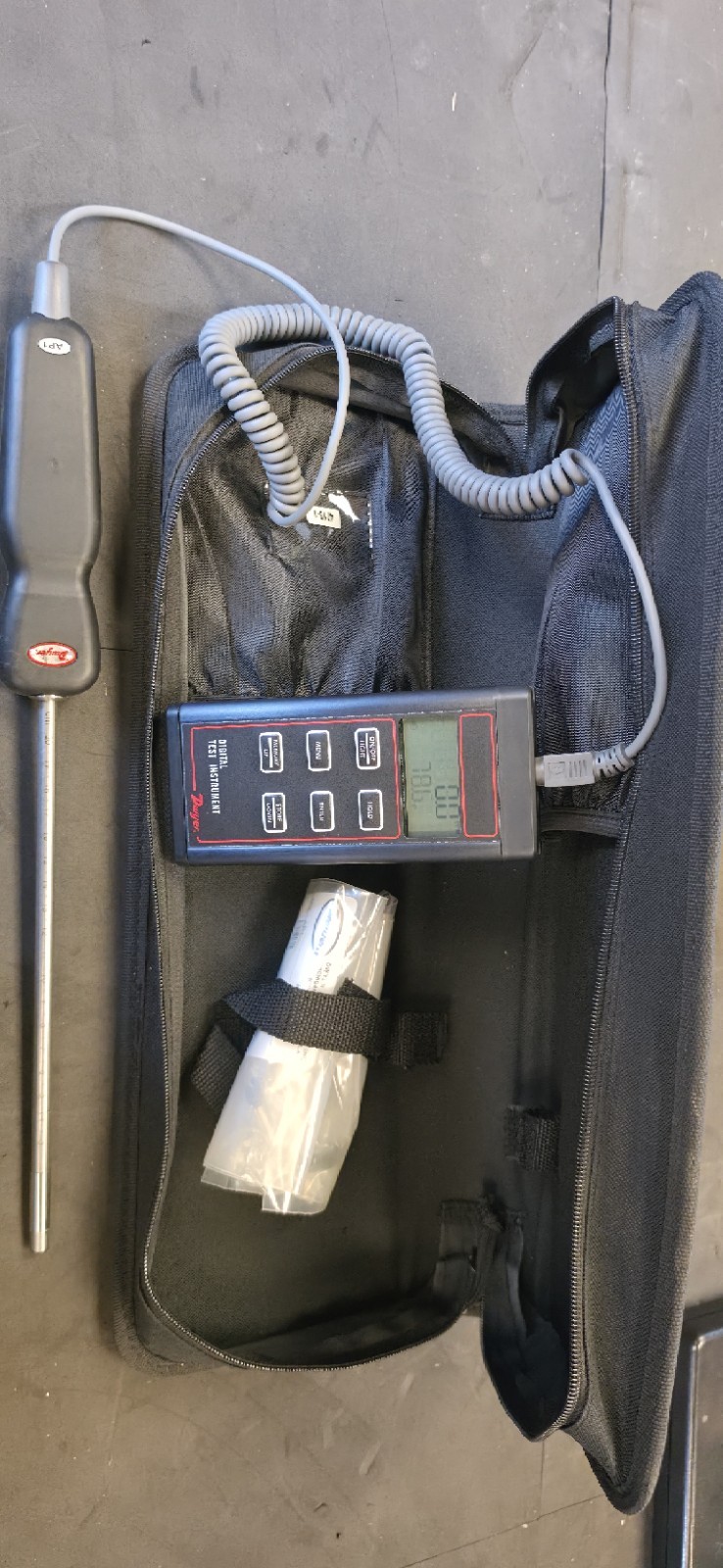 Dwyer 471B-1 Hot Wire Digital Thermo-Anemometer Kit 0-3000 FPM Backlit