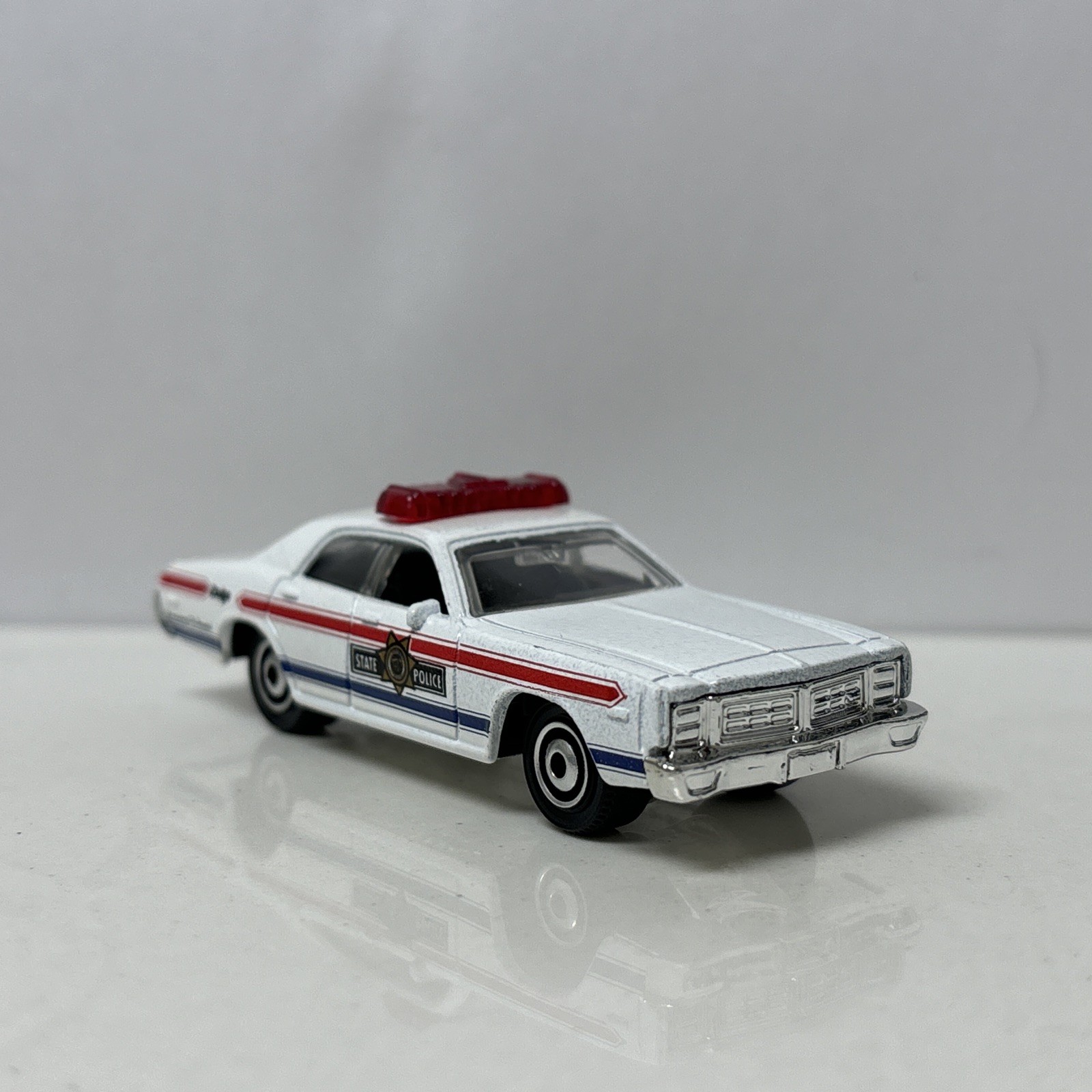 1978 78 Dodge Monaco Police Collectible 1/64 Scale Diecast Diorama Model