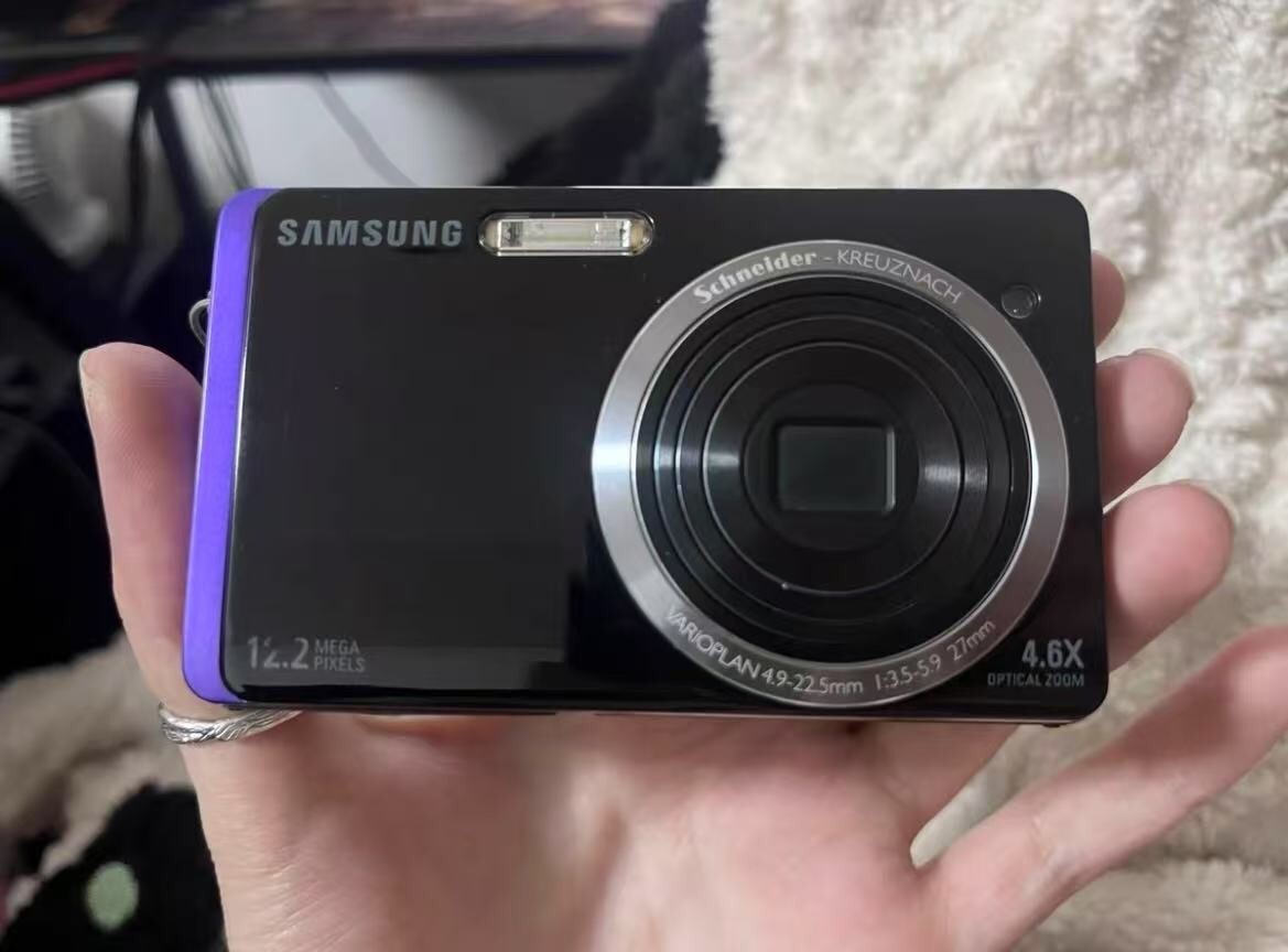 Samsung ST550 12.2MP Compact Digital Camera Selfie Screen