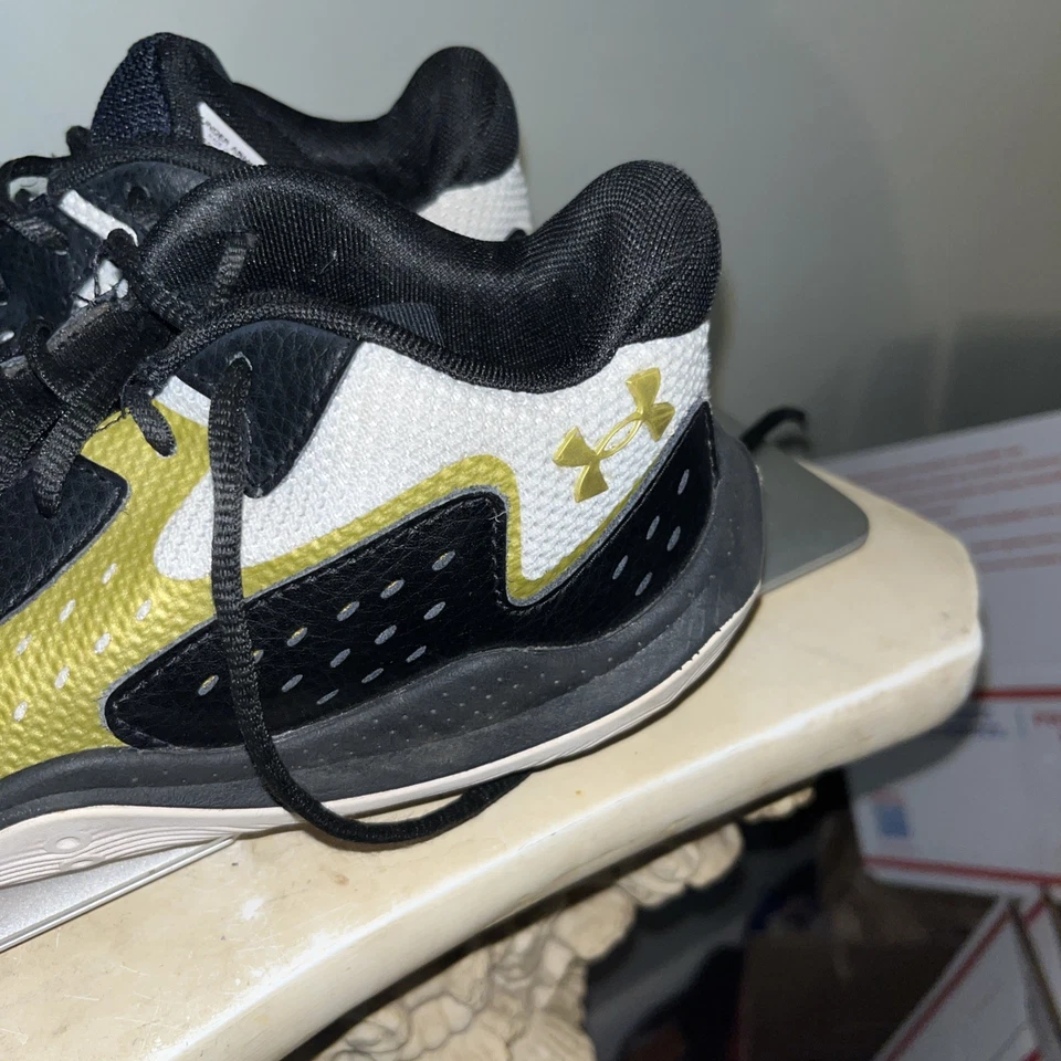 NUEVO Under Armour UA GS Jet '23 Negro Dorado Zapatos de Baloncesto Jóvenes EE. UU. 3Y Foto 3 de 4