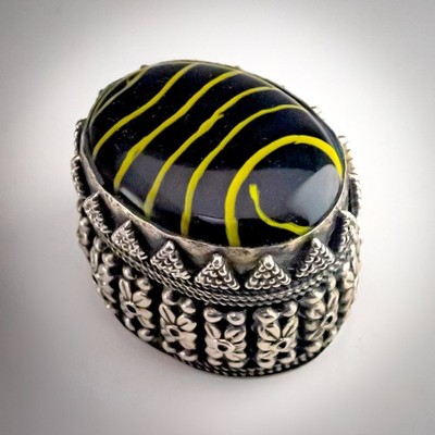 Indische Miniatur Silber Metall Schmuckschatulle + synthetischer Cabochon ovale Schatulle 4 cm