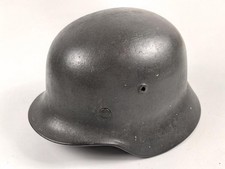 Stahlhelm Wehrmacht Modell 1935. Mehrfach lackiert und mit Innenfutter Modell 19
