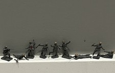 Vintage 1960/70 WWII Infantry Soldiers Action Figure w/Tan Helmets 1” Lot Of 32