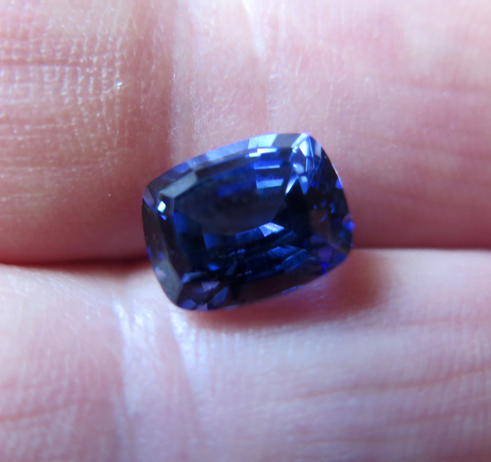 Saphir Verneuil bleu Ceylan coussin 4,40 cts, la pureté IF pour un bijou chargé d'émotion