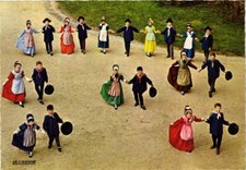 CPM Groupe Vichy et ses Sources FOLKLORE (753947)