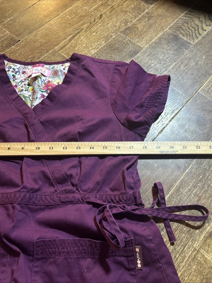 Blusa Médica Pequeña para Mujer KOI by Kathy Peterson Púrpura Ropa de Trabajo de Enfermera Médica Foto 4 de 4