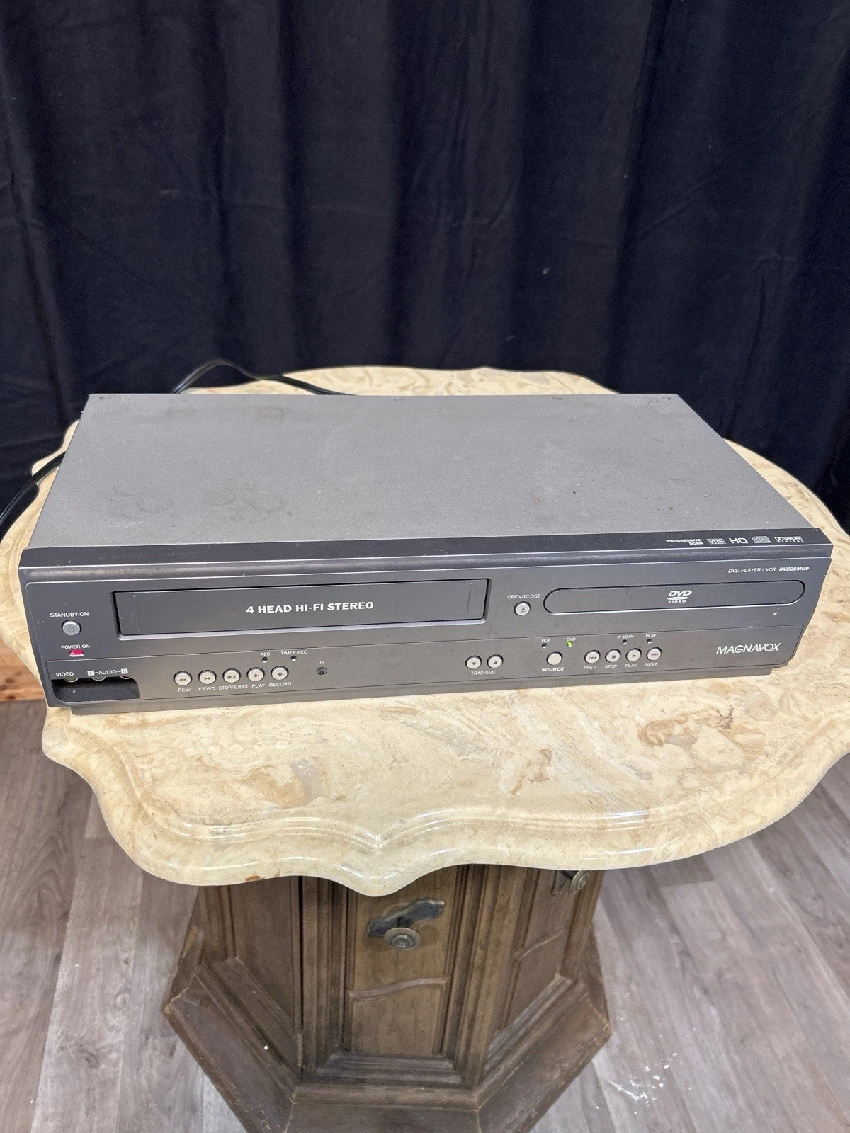 Magnavox DV225MG9 DVD VCR Combo Player 4-Head Hi-Fi Stereo Powers On