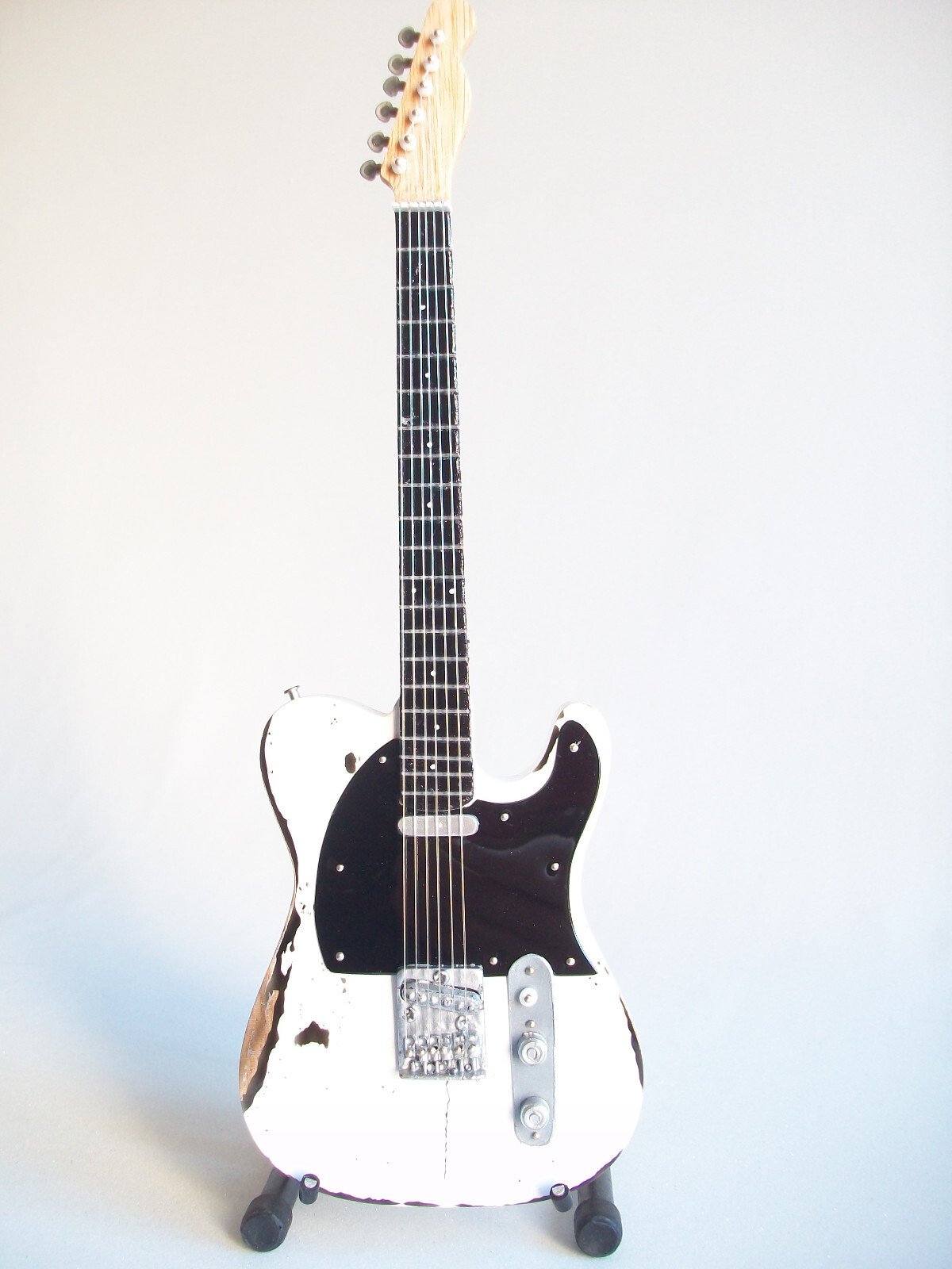 Guitare miniature de type Fender Telecaster avec finition relic Status Quo en bois