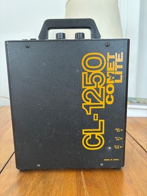 Comet CL-1250 Portable Flash Studio Kit with 2 Light Heads 2 Reflectors Bag