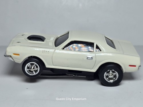 Auto World 1971 Plymouth HEMI Cuda White HO Scale Slot Car - Picture 7 of 13