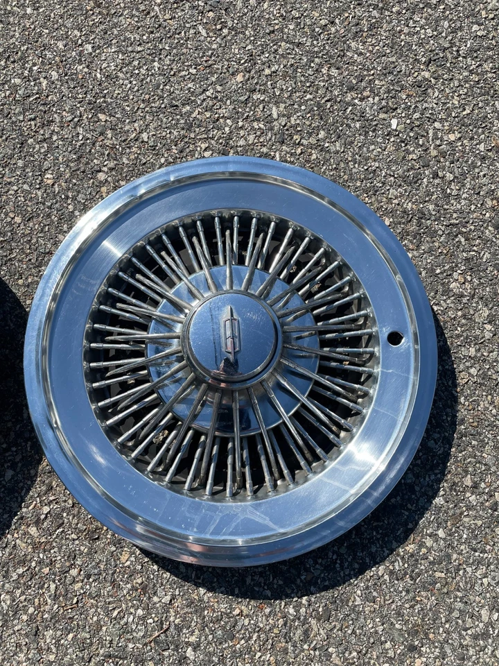 Oldsmobile Delta 88 Cutlass Cruiser 1973 a 1979 tapacubos de radios de cable de 15 pulgadas Foto 4 de 4