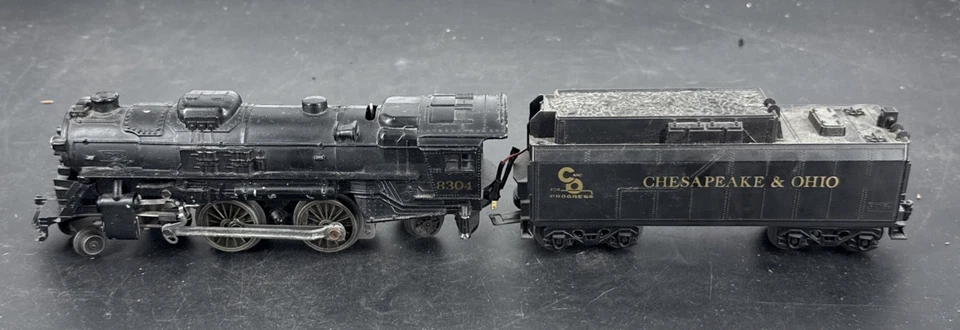 Lionel 8304 Die-cast Locomotive runs Super Smooth Forwards & Backwards W/ Tender - Image 2 of 4