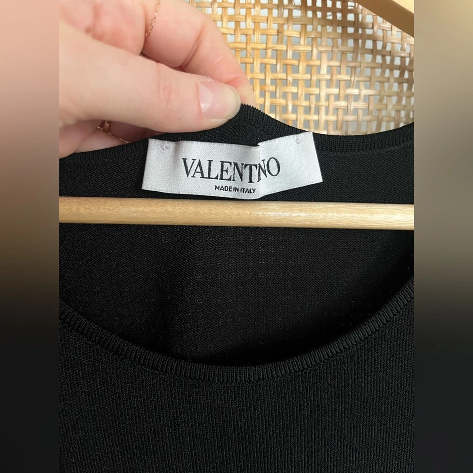 ABITO VALENTINO A STRATI IN MAGLIA ELASTICIZZATA CON VOLANT E LACCI SENZA MANICHE NERO