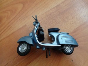 Details About Maisto 118 Classic 1965 Vespa 150 Super Bike Motorbike Model Scooter