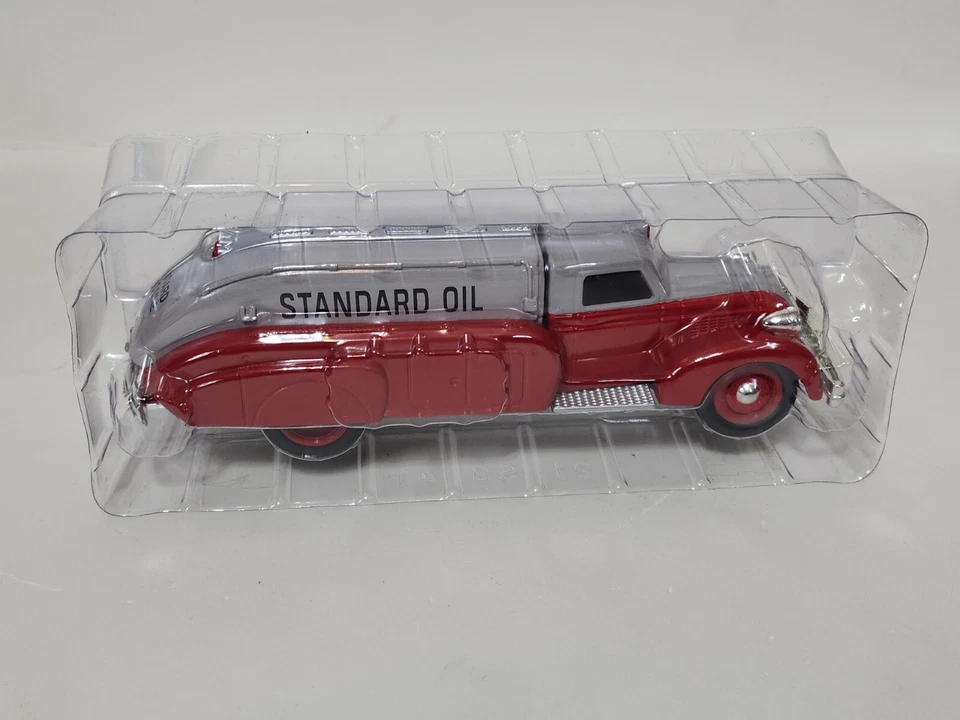 Camión cisterna Dodge Airflow Chevron años 30 Ertl 1ª edición 1/25 Foto 2 de 4