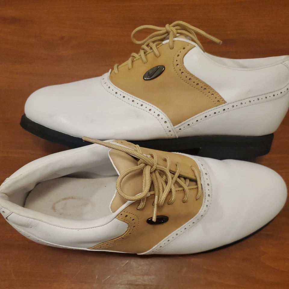 Zapatos de golf Nike para mujer blancos tostados modelo US 8 970709 Y3 Country Club silla de montar Foto 2 de 4