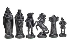 Schachfiguren im mittelalterlichen Stil, schw...