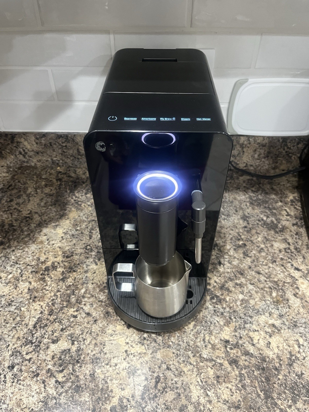 GE Automatic Wi-Fi Coffee Expresso Machine with Frother.  Great condition!!