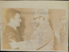 1970 Press Photo Palestinian guerrilla leader Yasser Arafat hugs Jordan Prince