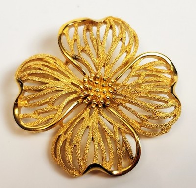 Vintage Signierte TRIFARI Kronen Goldton Texturierte BLUMENform Brosche