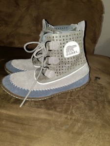 sorel moccasin boots