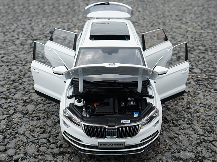 620 中国福建省産　ガーネット&スモーキークォーツ Original Factory 1/18 Scale Skoda Karoq SUV White Color Alloy