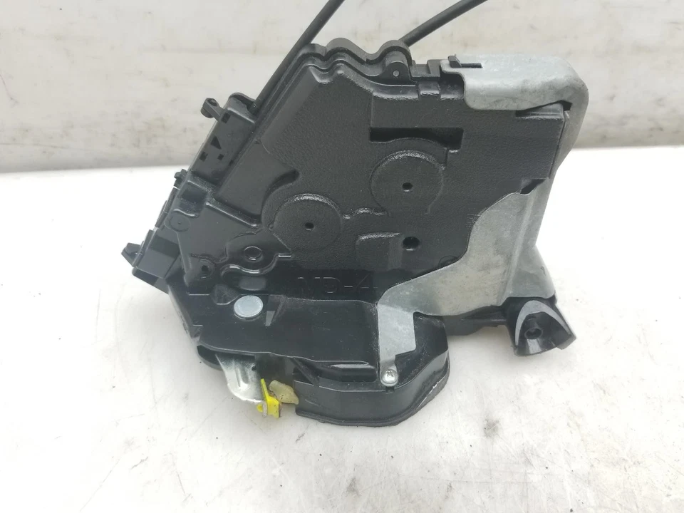 Cerradura de puerta izquierda lado cercano delantero hatchback Toyota Yaris 2008 690400D120 Foto 2 de 4