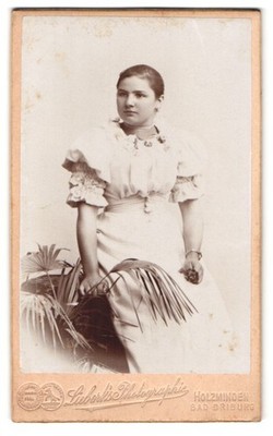 Fotografie Liebert´s, Holzminden, Karl Strasse 19, junge hübsche Dame in weißem 