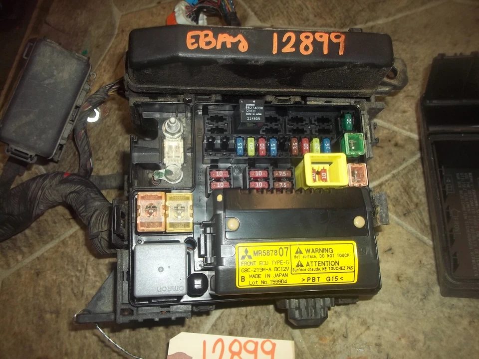 Conjunto de bloque de circuito de caja de fusibles de motor MITSUBISHI GALANT 2010-2012 debajo del capó Foto 2 de 4