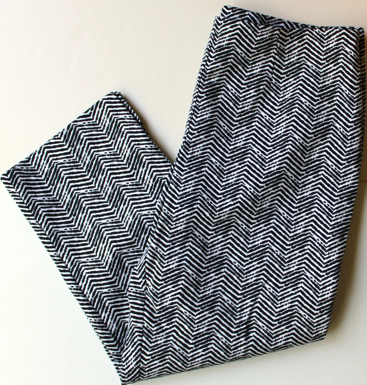 Chicos Capri Pants 1 Black White Chevron Crop M Side Zipper