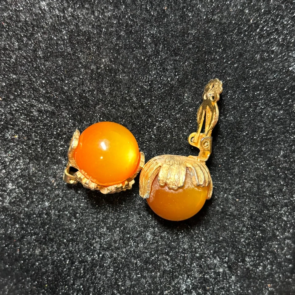 STAR earrings vintage moonglow yellow orange Lucite goldstone metal clip on RARE - Image 4 of 4