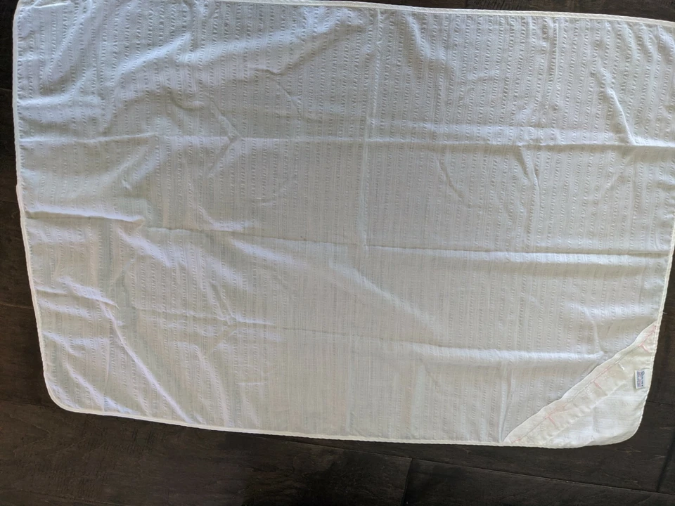 Manta bebé quiltex vintage ribete satinado. Bordado rosa y plata. Dulce! Foto 4 de 4