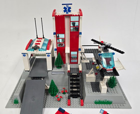 LEGO Sets: Town: City: 7892-1 Hospital lot &23 Figures, Vehicles  Free S&H