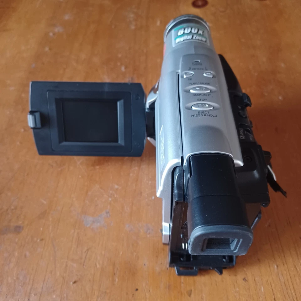 JVC Compact VHS Camcorder LCD Video Camera 20/800x Zoom 108 FX Charger GR-AXM17U - Image 3 of 4