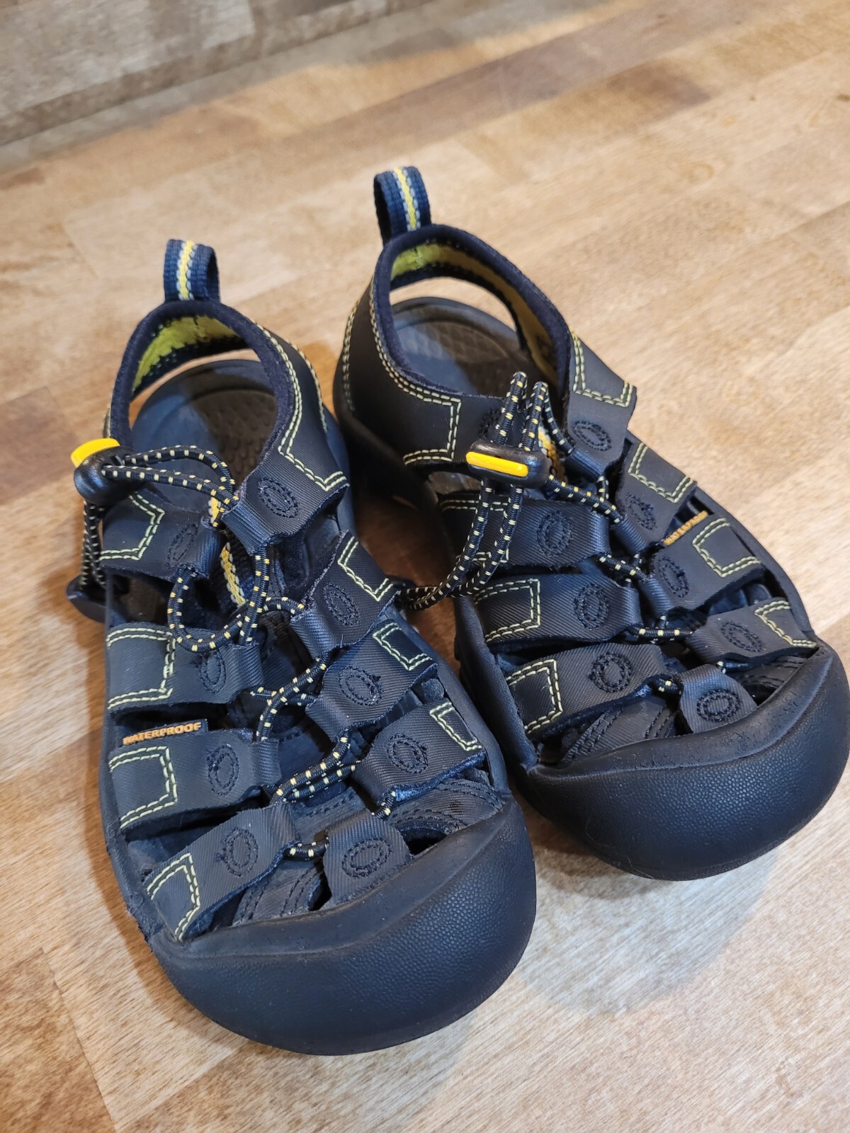 Scarpe da trekking acqua KEEN nere gialle taglia 12 unisex bambini bambini giovani