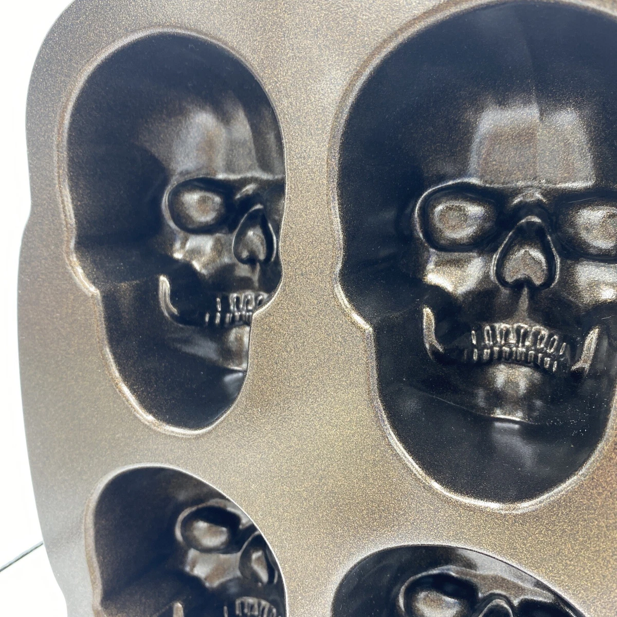 Haunted skull top cakelet pan