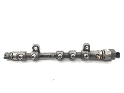 TOYOTA Auris Touring SPORTS E18 Rail Carburant 23810-33030 1.4 Diesel 66kw - Photo 1/4