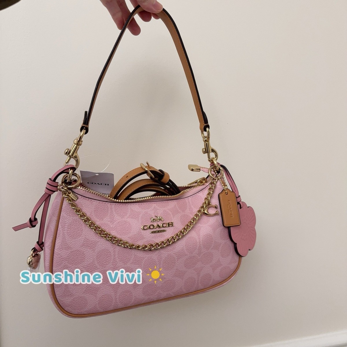 【みいこ】COACH 新作ヌードピンクが可愛いチェーンクロスボディバッグ NWT Coach Gold Powder Pink Teri Shoulder Bag Signature with Charms