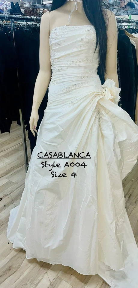 Vestido de noiva "novo" tamanho 4 por Casablanca Diamond Collection  - Imagem 2 de 4