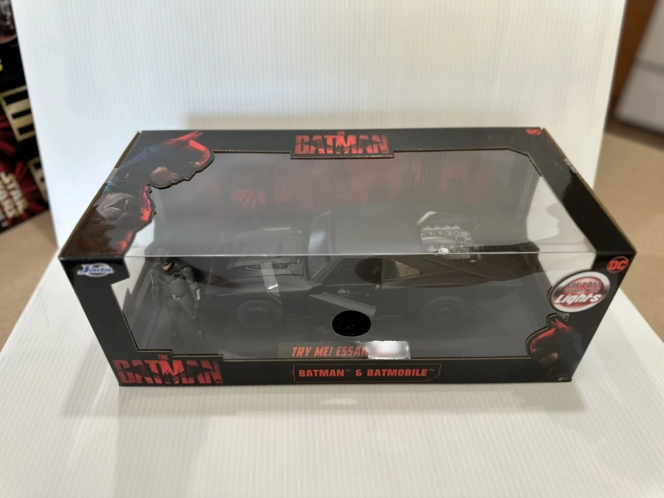 *NEW* BATMOBILE & BATMAN Jada Toys from The Batman movie - 1/18 Scale Figure & V - Image 2 of 4