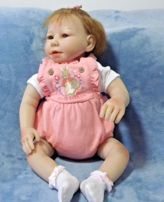 Schöne kleine Reborn Mädchen 17 Zoll Puppe von Otard Dolls. Vnyl / Tuch.
