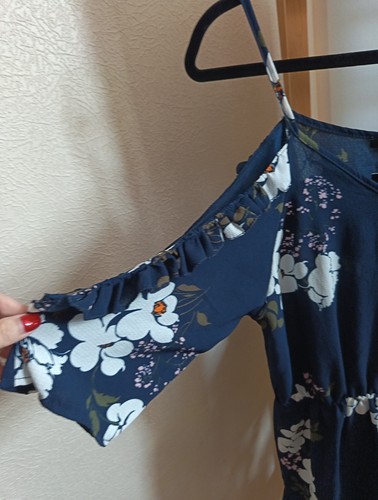 NUEVO CON ETIQUETAS TALLA 14 BOOHOO AZUL MARINO FLORAL HOMBRO FRÍO VOLANTES MONO - Imagen 2 de 7