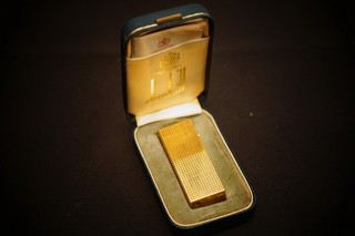 DUNHILL goldenes Feuerzeug in Etui US RE24163 alt