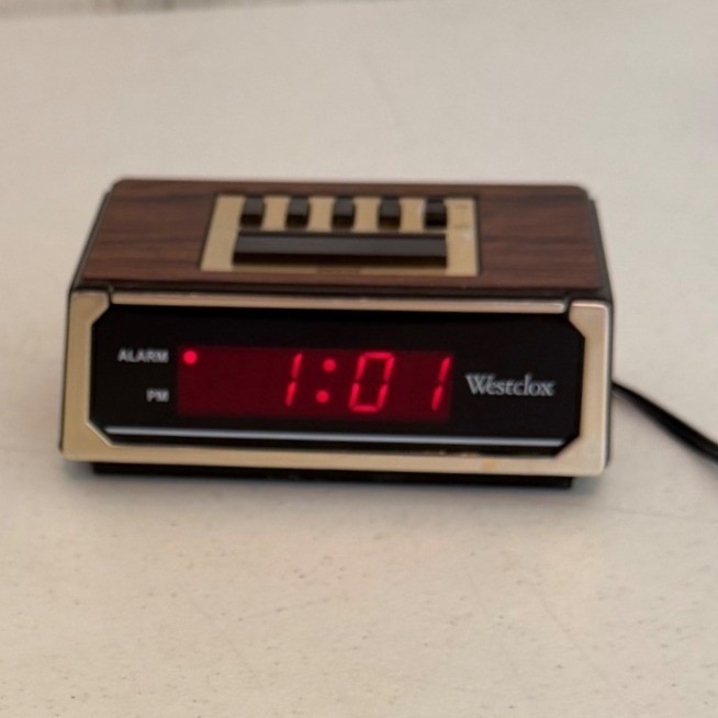 Westclox Digital Alarm Clock 22644 Brown Faux Wood Grain Red LED Retro Vintage