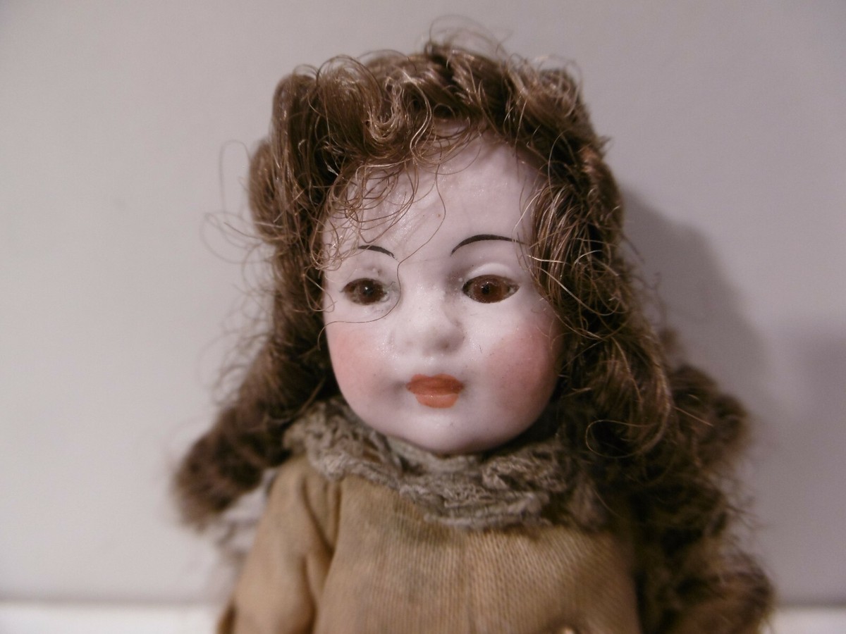 JOLIE MIGNONNETTE ANCIENNE TOUT EN BISCUIT - BOUCHE FERMÉE - 10 cm