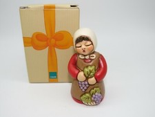 Thun. Presepe classico " Vendemmiatrice d'uva" rosso. Altezza 8 cm. 