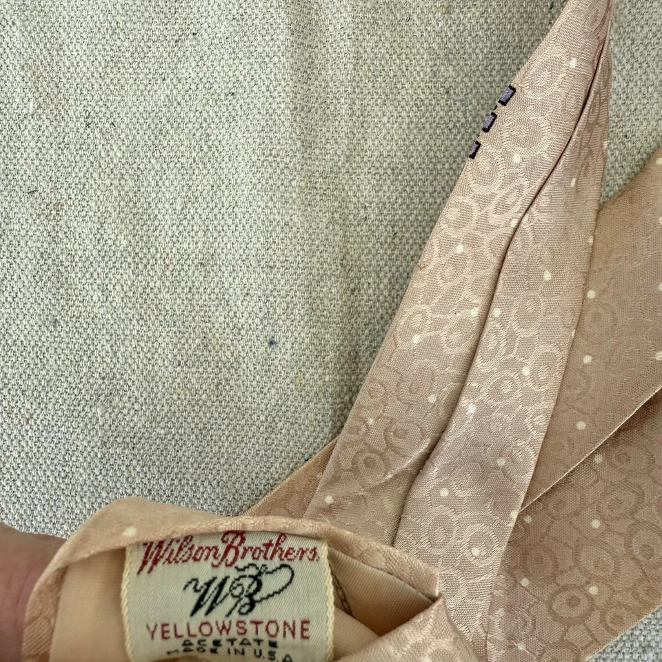 Corbata de Colección Wilson Brothers Yellowstone Rubor Rosa Estampado Geométrico Foto 4 de 4