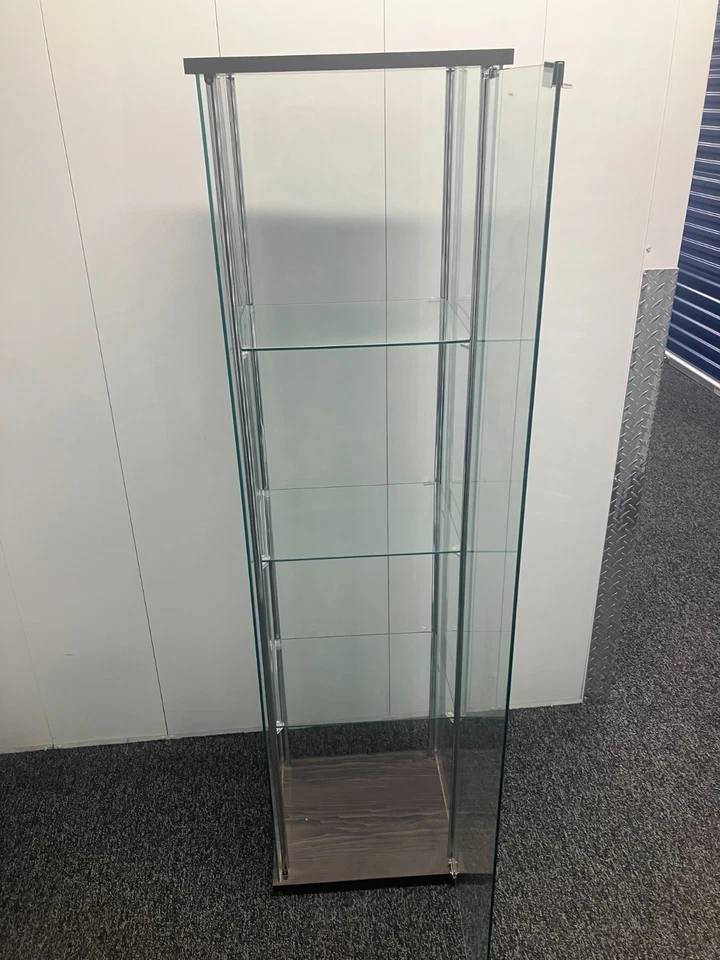 4 Shelf Glass Display Case Cabinet, Grey Wood Texture, Good Condition - Image 2 of 4