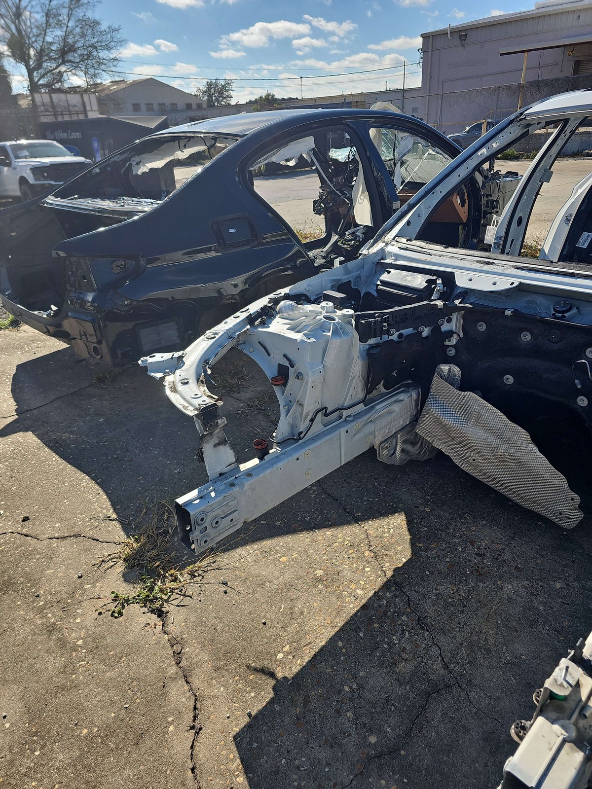 17-2023 BMW 530i Front right support Oem 41007359396 41007446652 41007446654