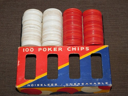VINTAGE GAME DENNISON'S 100 NOISELESS UNBREAKABLE POKER CHIPS IN BOX
